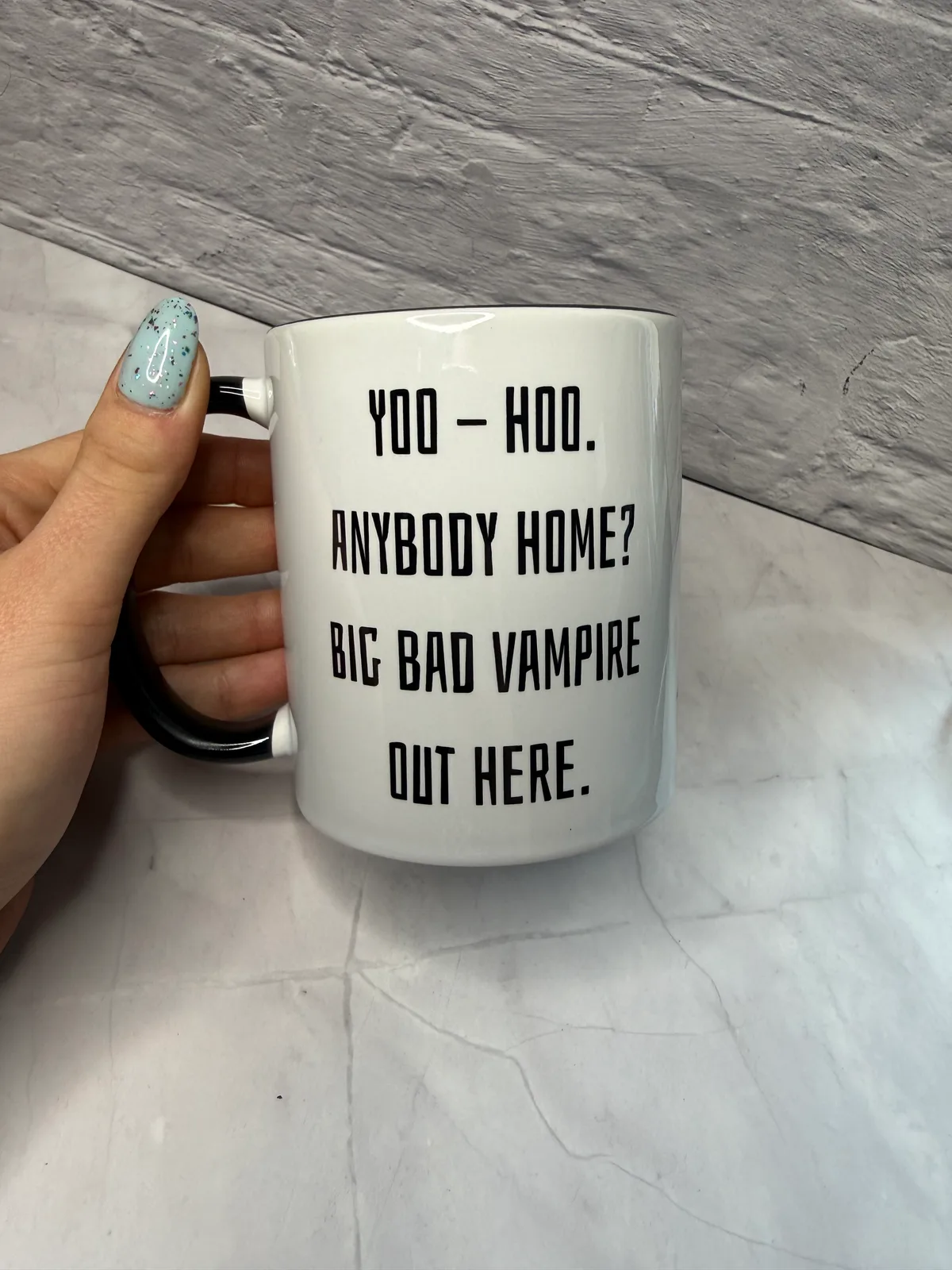 Kubek YOO HOO ANYBODY HOME? DAMON SALVATORE PAMIĘTNIKI WAMPIRÓW