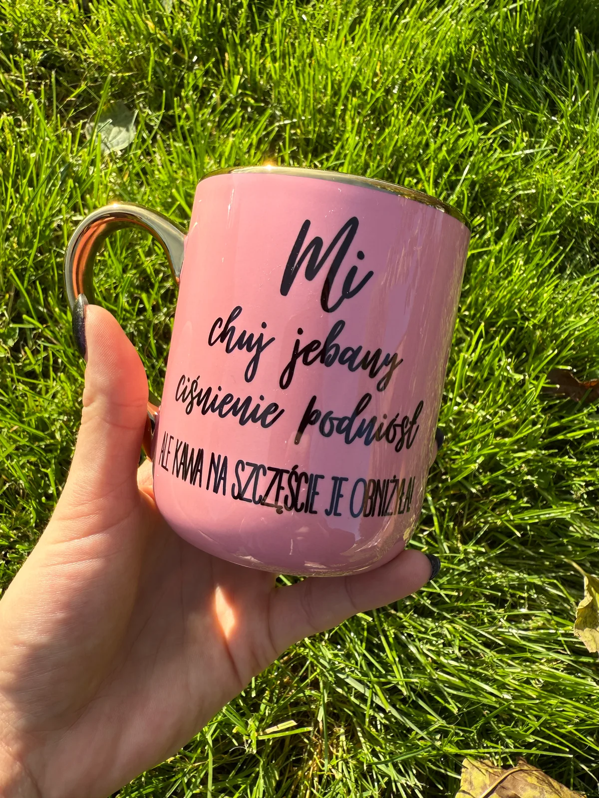 Kubek MI CHUJ JEBANY CIŚNIENIE PODNIÓSŁ ALE KAWA NA SZCZĘŚCIE JE OBNIŻYŁA