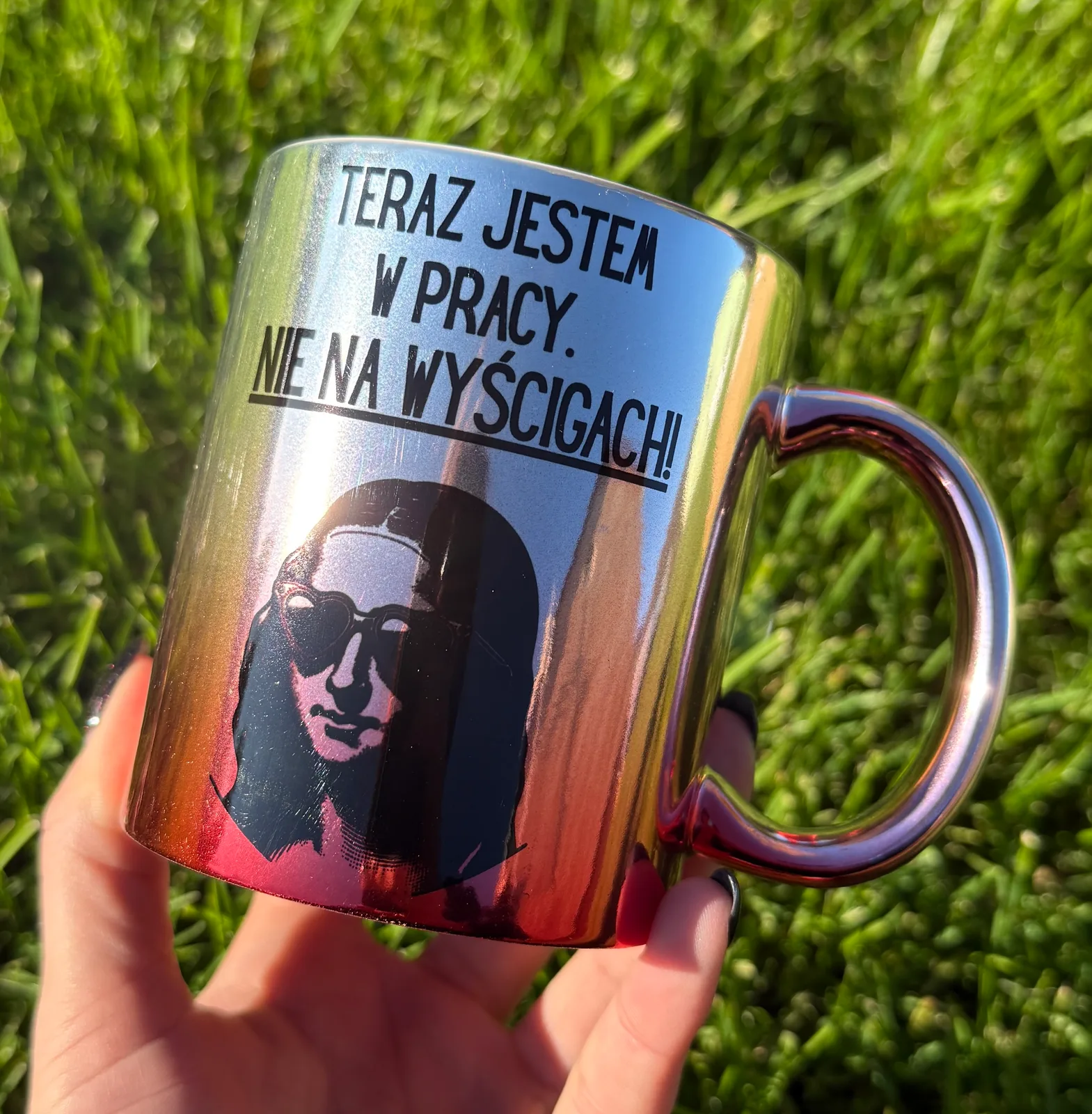 Kubek TERAZ JESTEM W PRACY NIE NA WYŚCIGACH