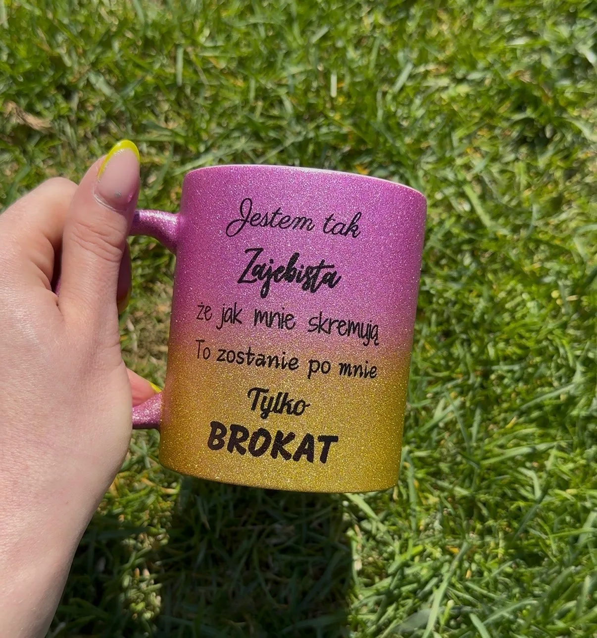 Kubek JESTEM TAK ZAJEBISTA ŻE JAK MNIE SKREMUJĄ TO ZOSTANIE PO MNIE TYLKO BROKAT