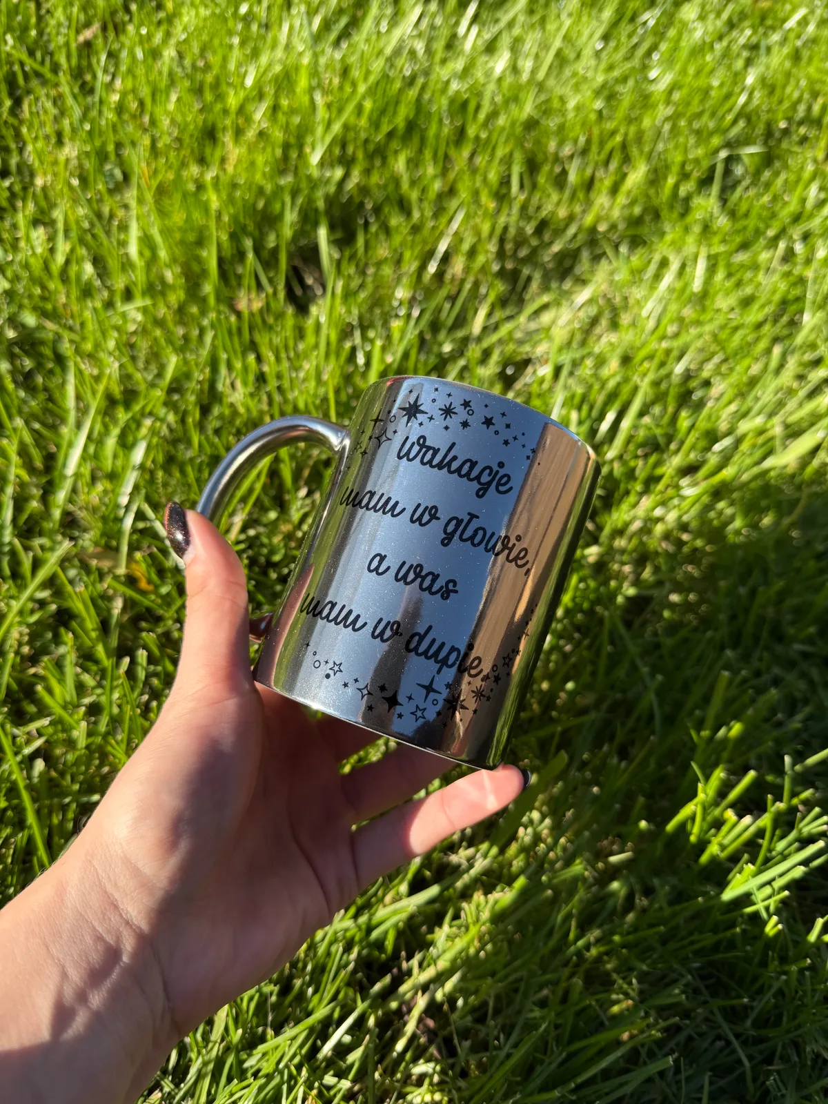 Kubek WAKACJE MAM W GŁOWIE A WAS MAM W DUPIE